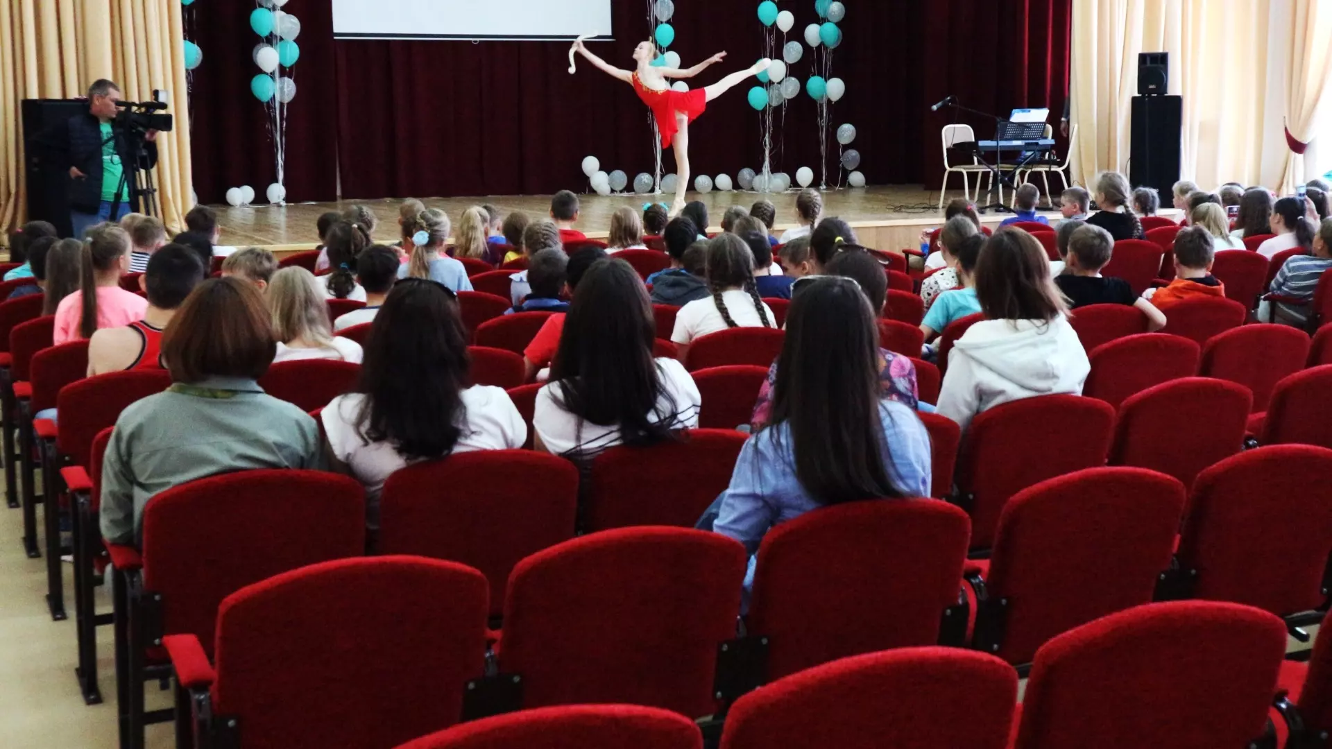 Мэрия Екатеринбурга: учителя станцевали «развратный» танец на конкурс к 8 Марта