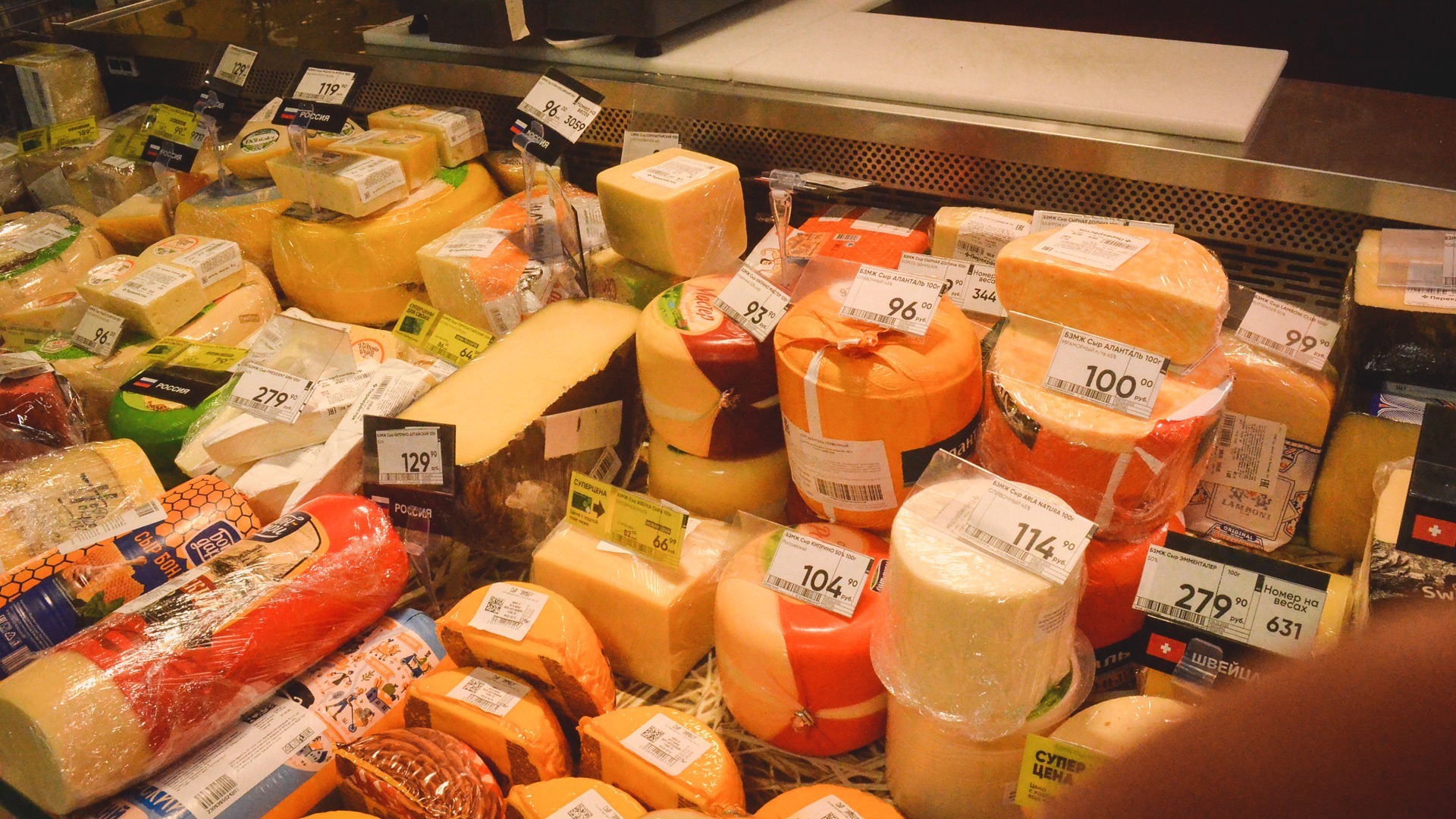 Мужчина в очках в Екатеринбурге украл из супермаркета восемь сортов сыра