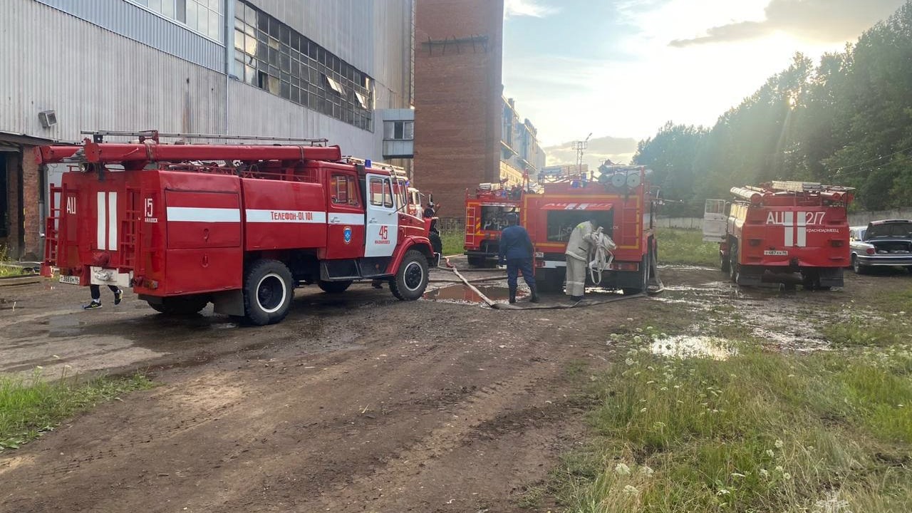 На заводе «Русал» в Михайловске разгорелся крупный пожар