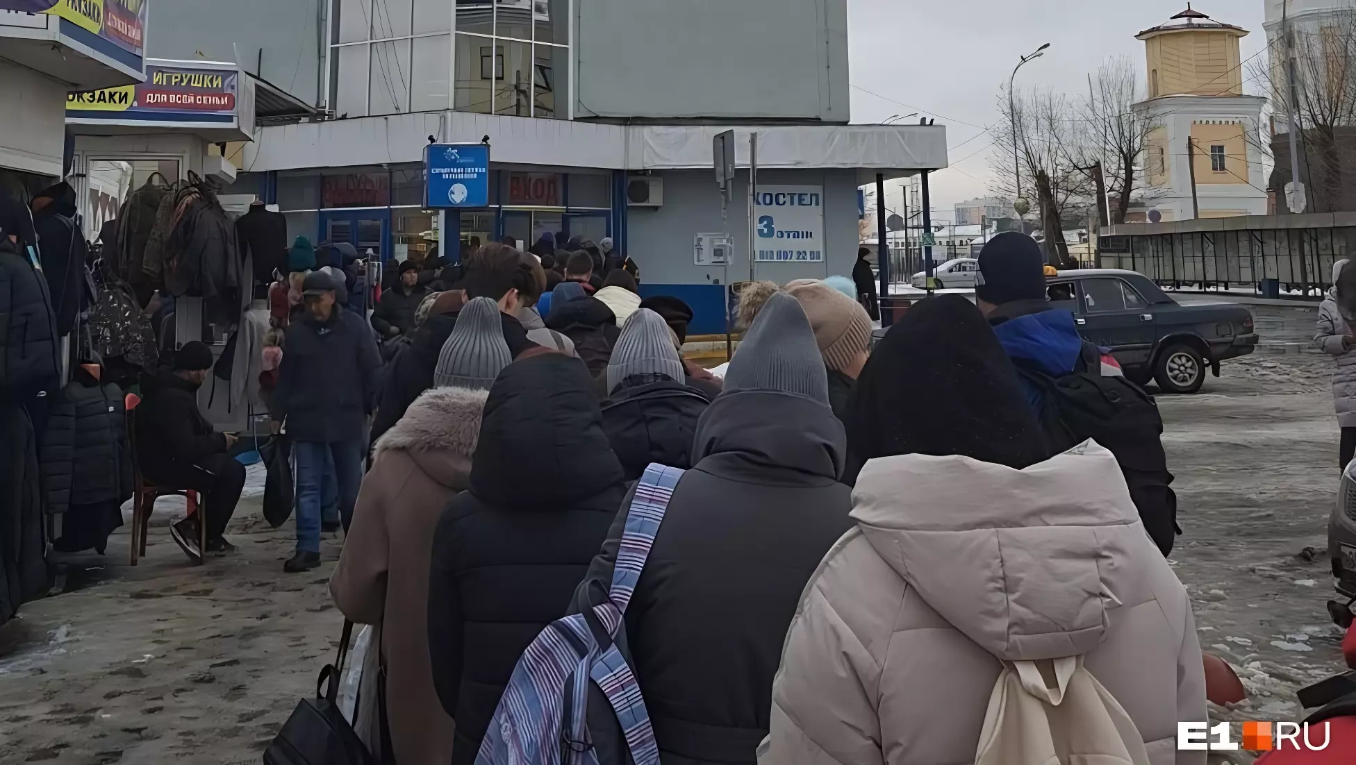 На Северном автовокзале в Екатеринбурге возникли огромные очереди