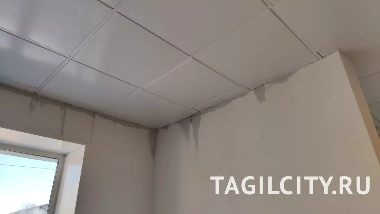 Последствия прорыва теплосетей возле поликлиники на Вагонке