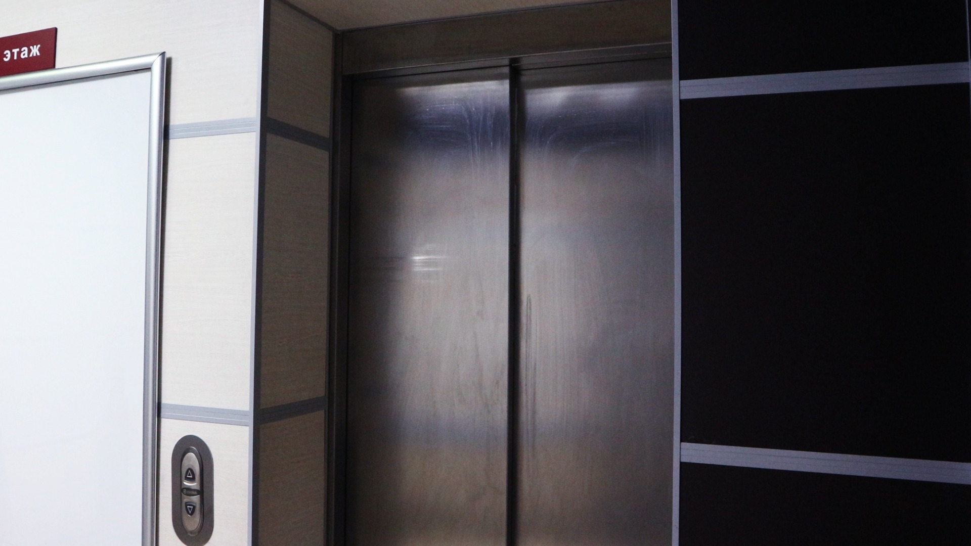 На длинные очереди в лифт жалуются жители высотки в Екатеринбурге