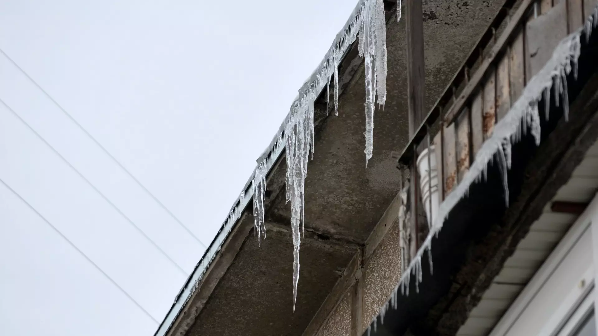В Екатеринбурге глыба льда рухнула на мужчину и его спутницу