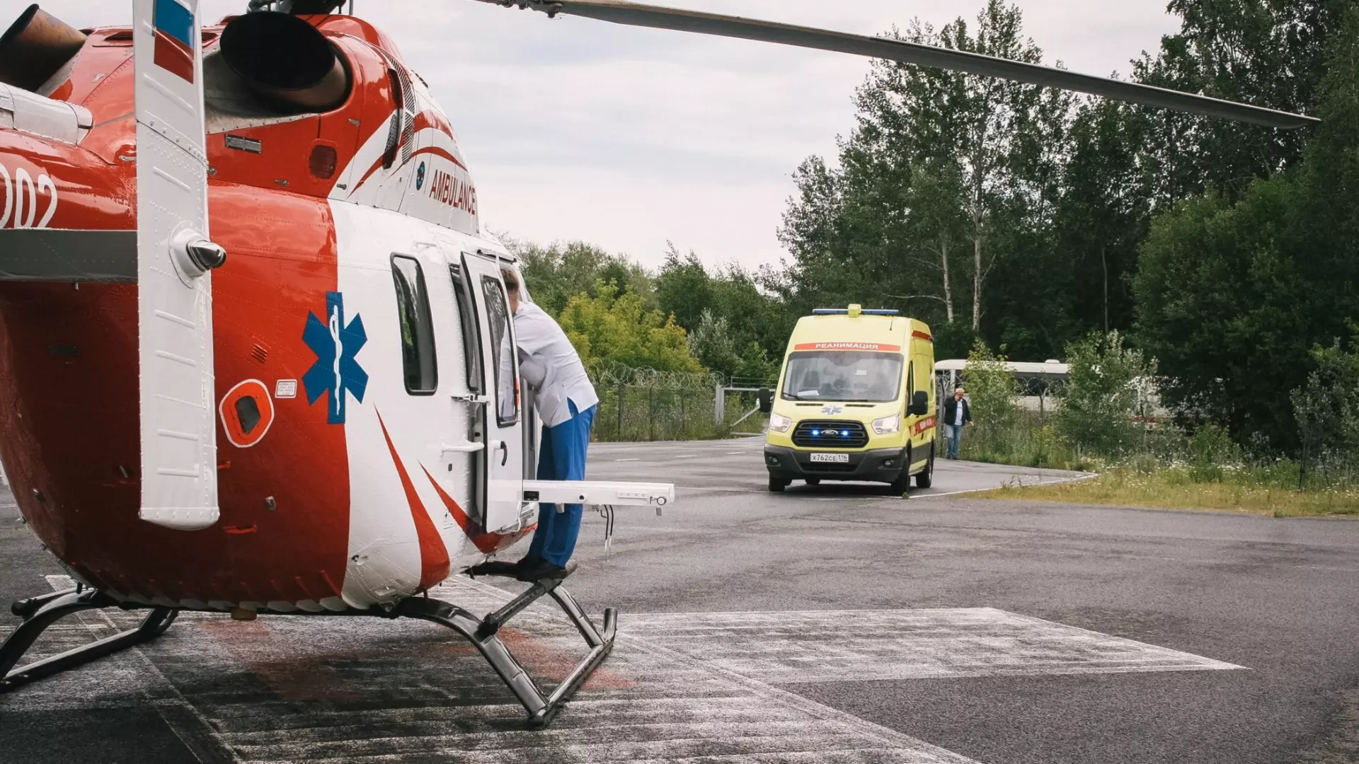 В Екатеринбург на вертолете доставили жену погибшего в ДТП председателя думы