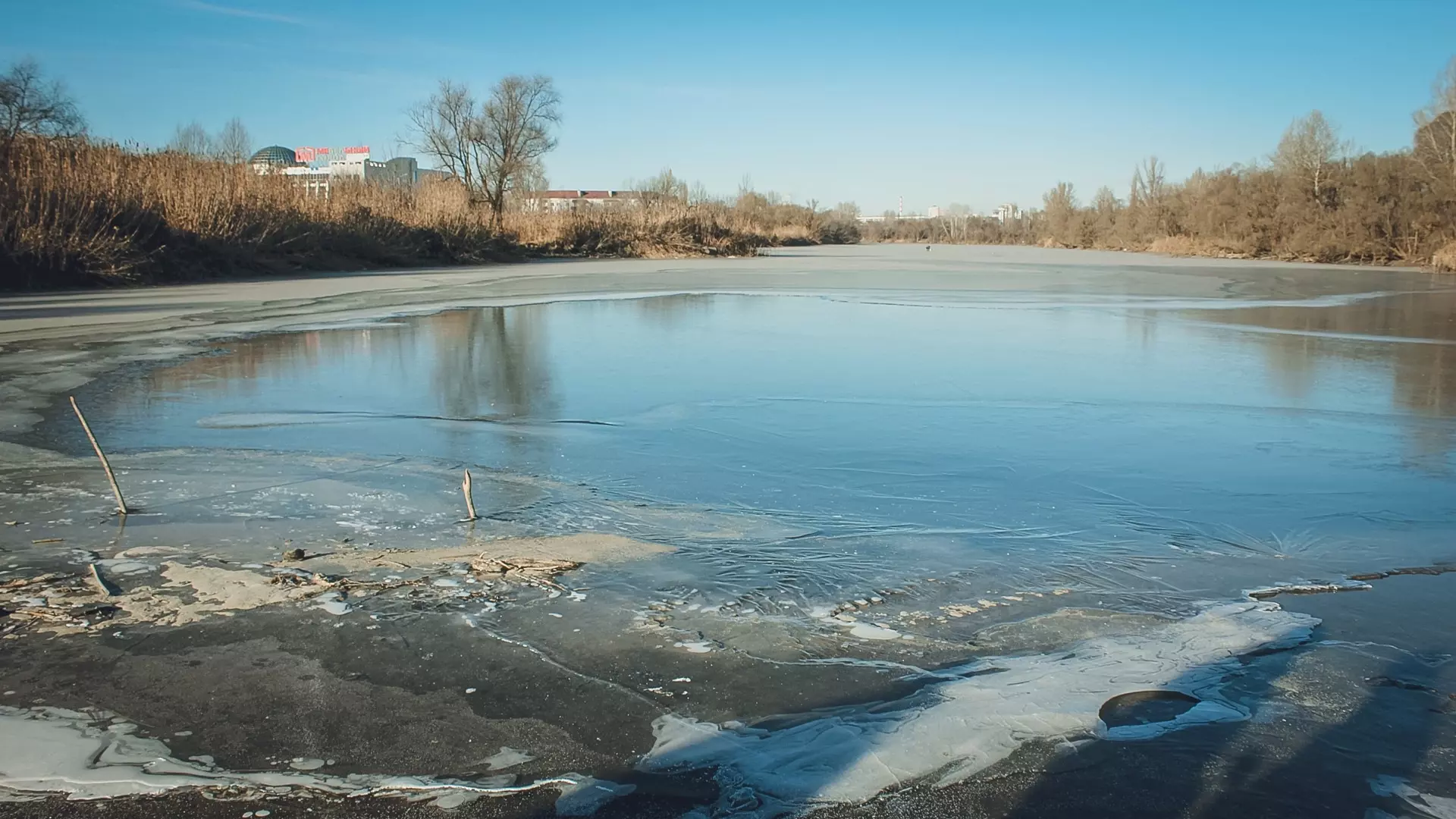 Два рыбака из Екатеринбурга провалились под лед на Белоярском водохранилище