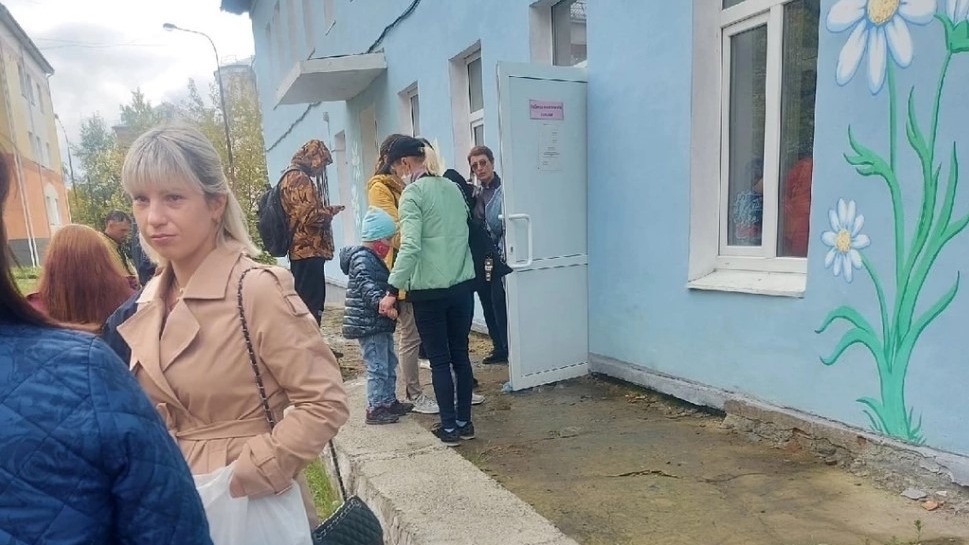 В Верхней Салде больные дети ждут приема врача на улице
