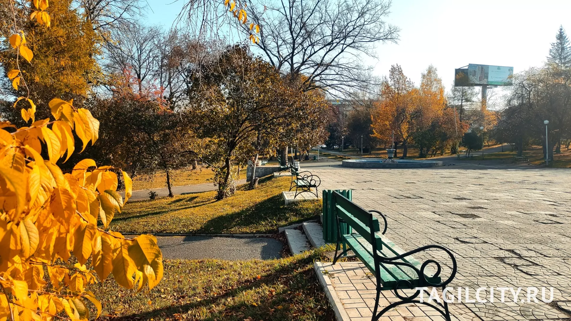 Осень в Комсомольском сквере Нижнего Тагила