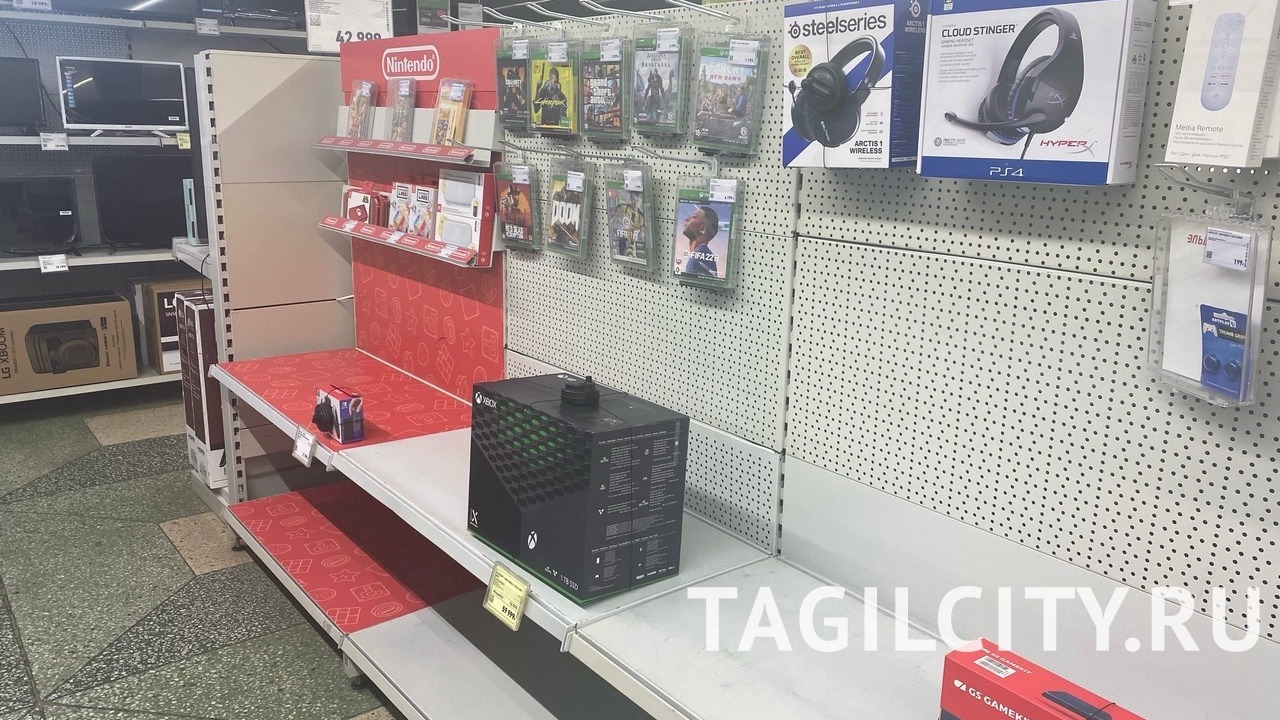 Пустая полка с игровыми консолями в магазине электроники в Нижнем Тагиле