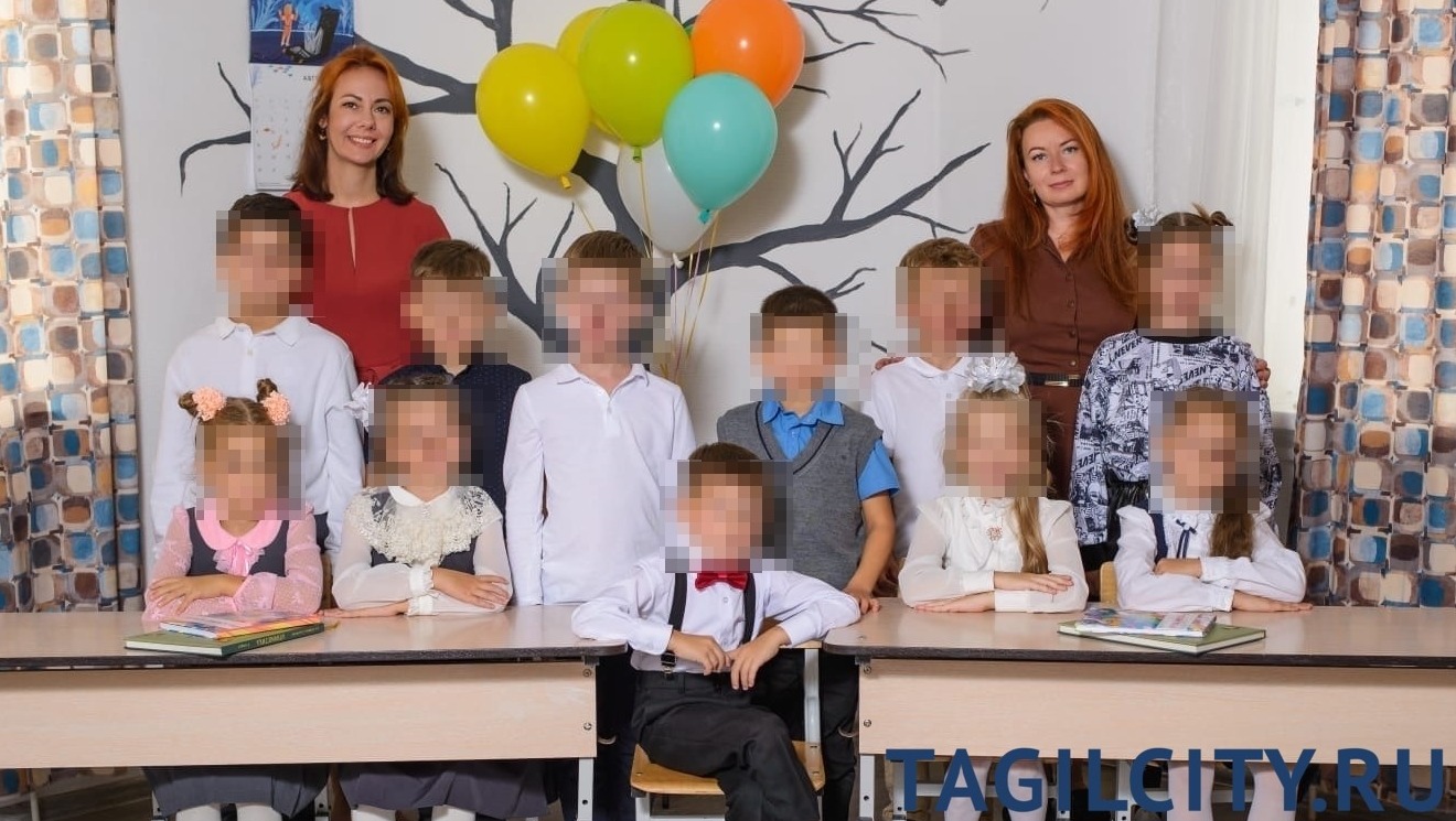Со слов родителей, на фото "1 класс" в "частной школе" "Подсолнухи", Анна Козлова (слева) и Анна Михайлова