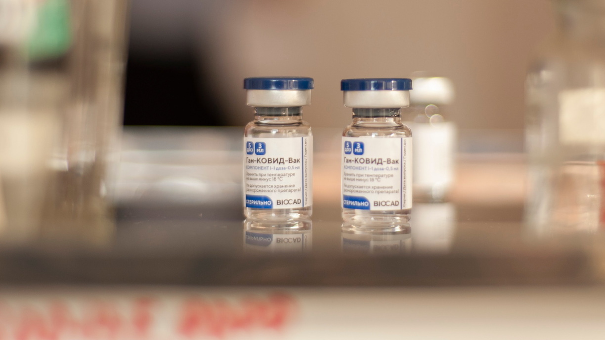 Вакцина от COVID-19 для подростков поступит в оборот в России на следующей неделе