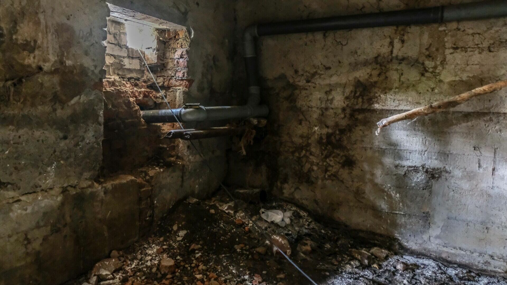 Бомбоубежище в подвале жилого дома в Нижнем Тагиле затопило фекалиями