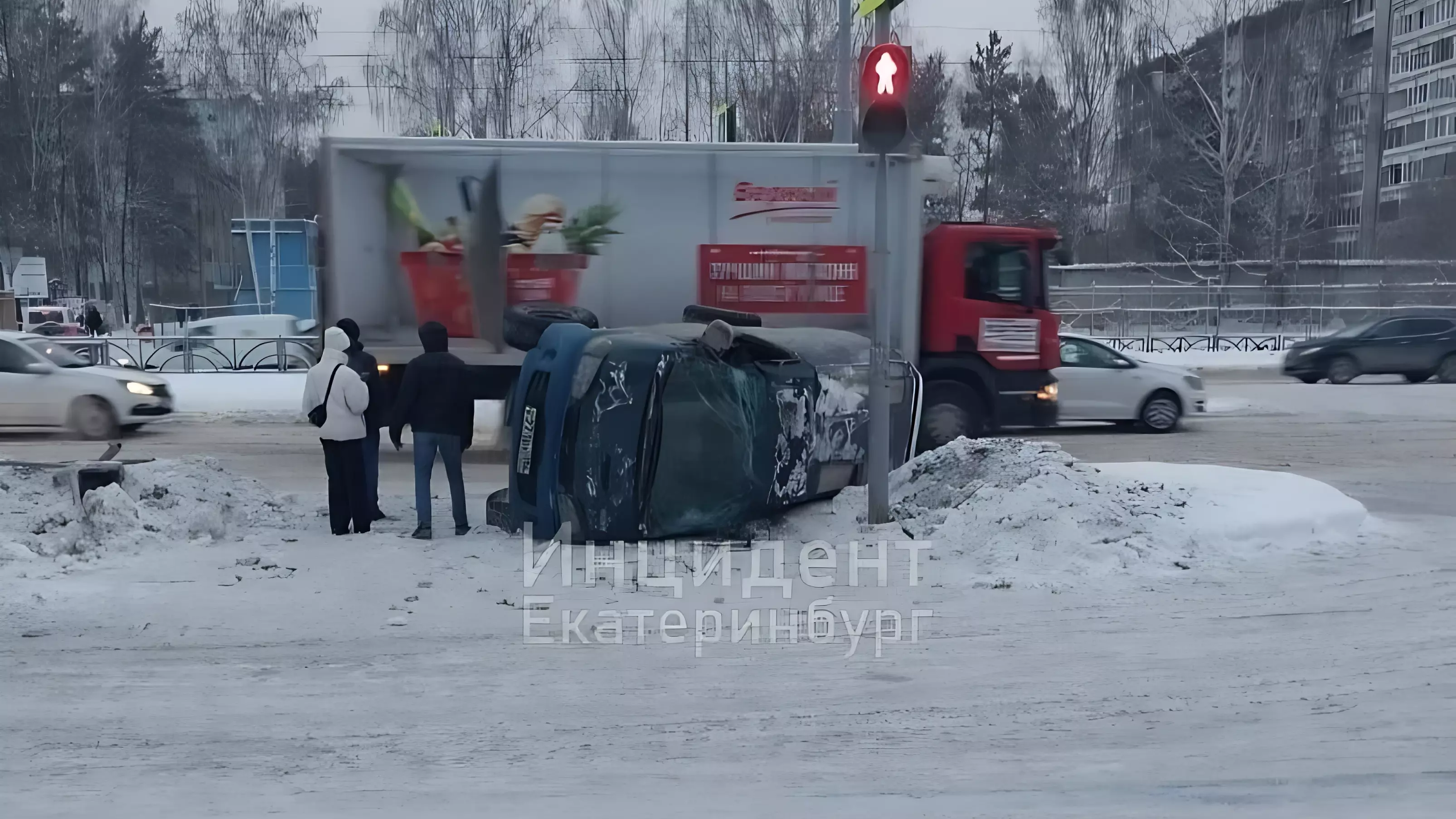 Иномарка сбила людей на тротуаре рядом с больницей в Екатеринбурге