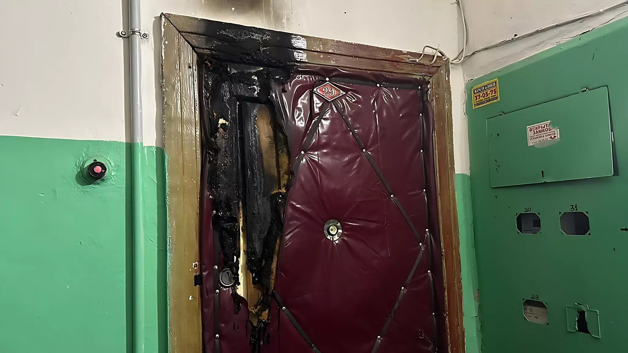 В многоэтажке на улице Пархоменко в Нижнем Тагиле из-за поджога загорелась дверь