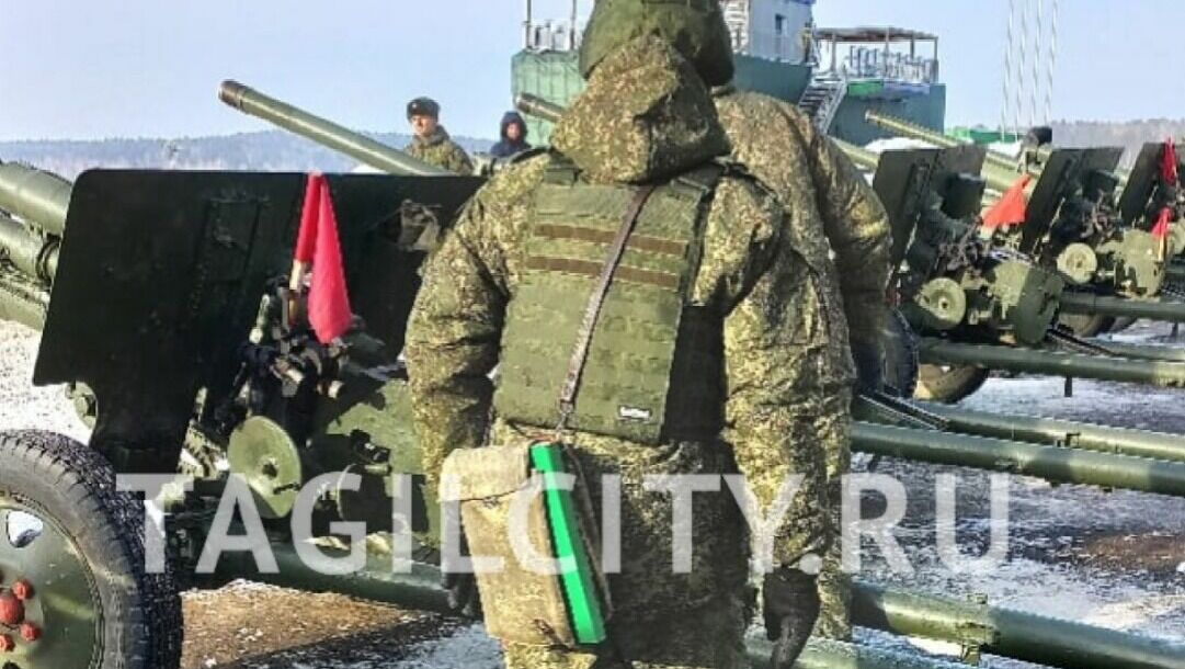 В Екатеринбурге военные отрепетировали салют к 23 февраля