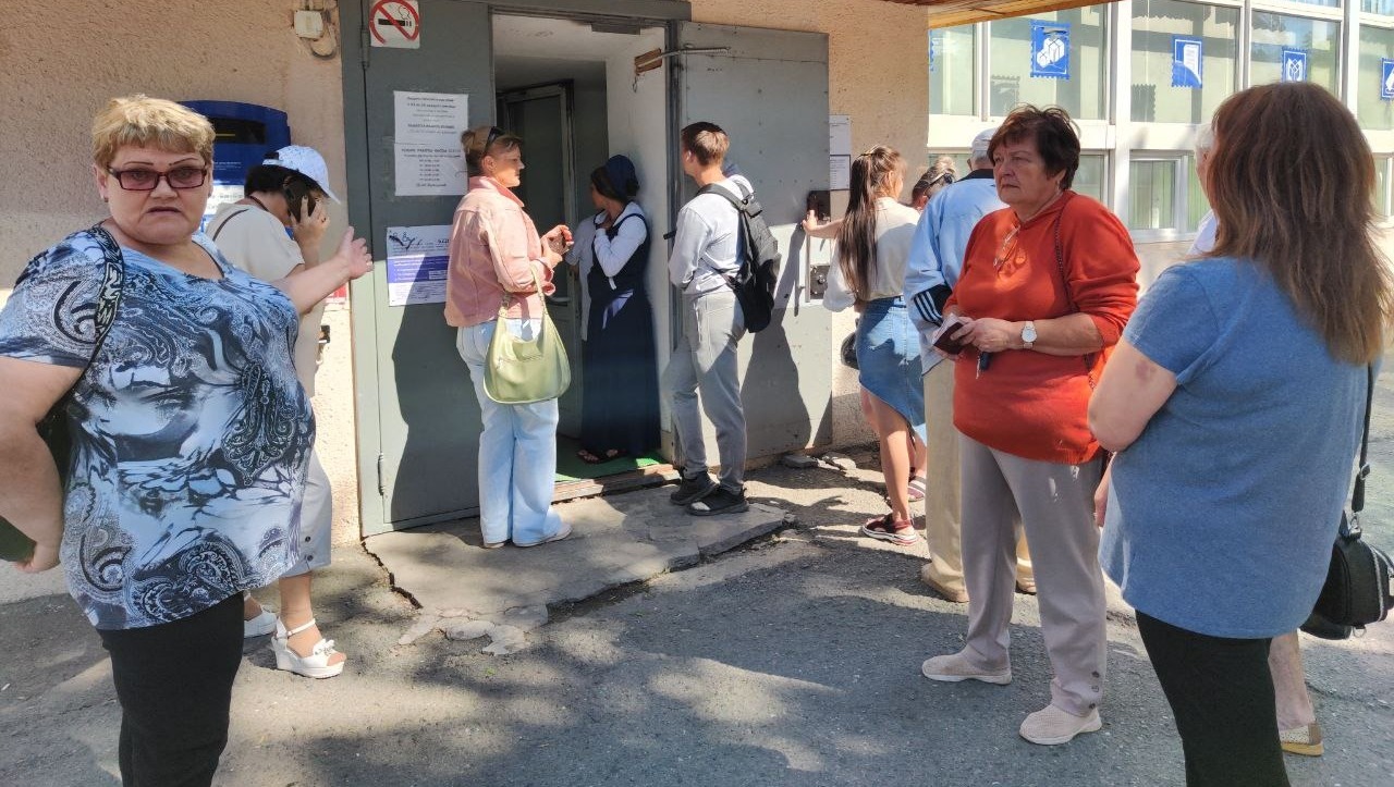 «Целый день на солнцепеке»: пенсионеры Нижнего Тагила ждали пенсию больше 4 часов