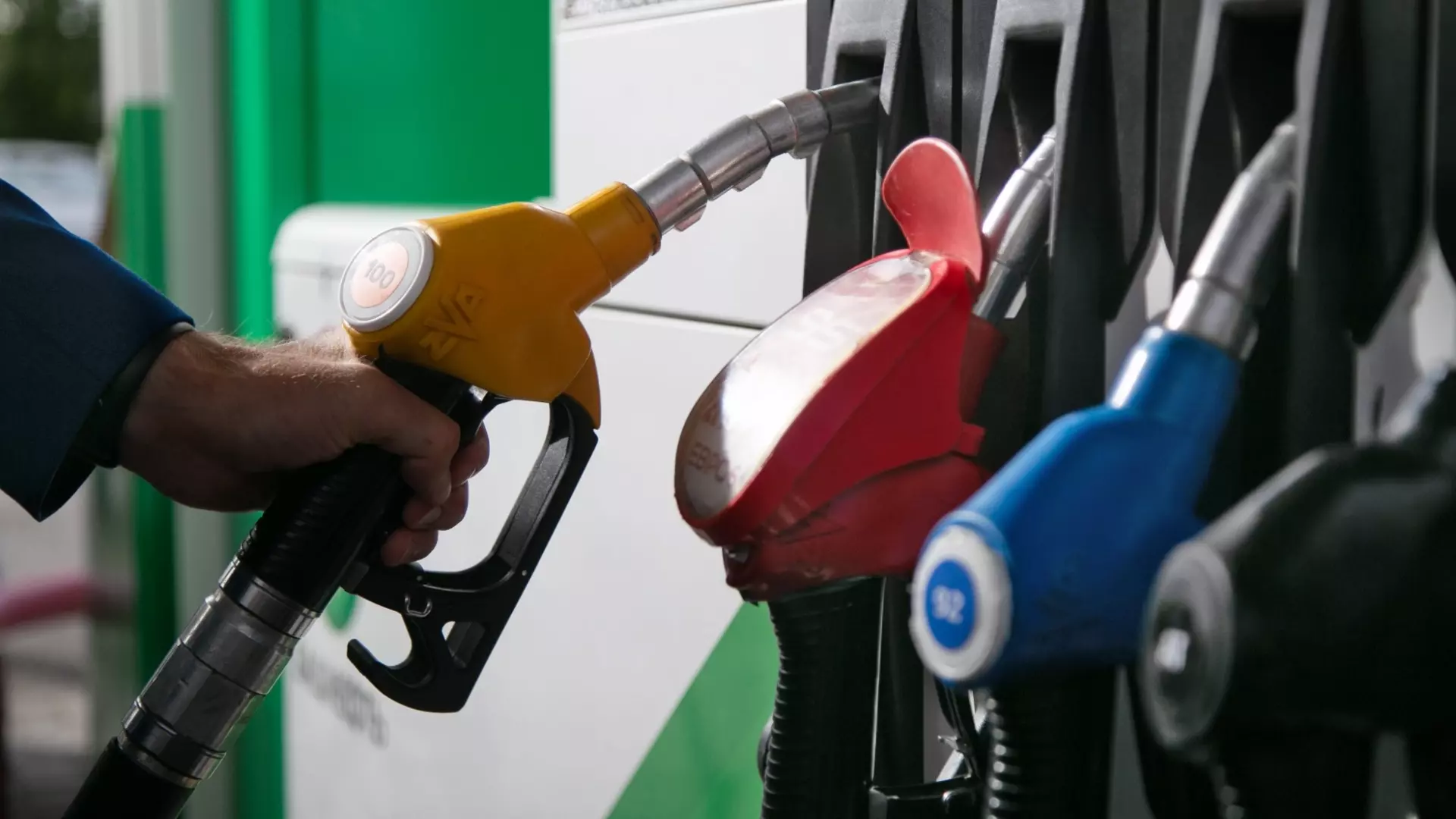 В Свердловской области вновь снизились цены на бензин