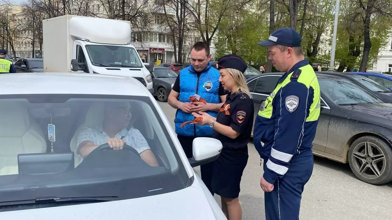 Автомобилистам из Екатеринбурга вручили георгиевские ленточки