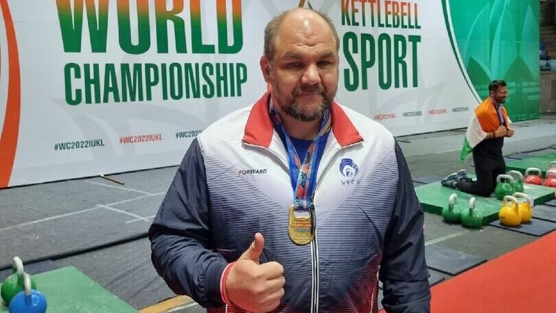 Батюшка из Алапаевска стал мировым чемпионом по гиревому спорту