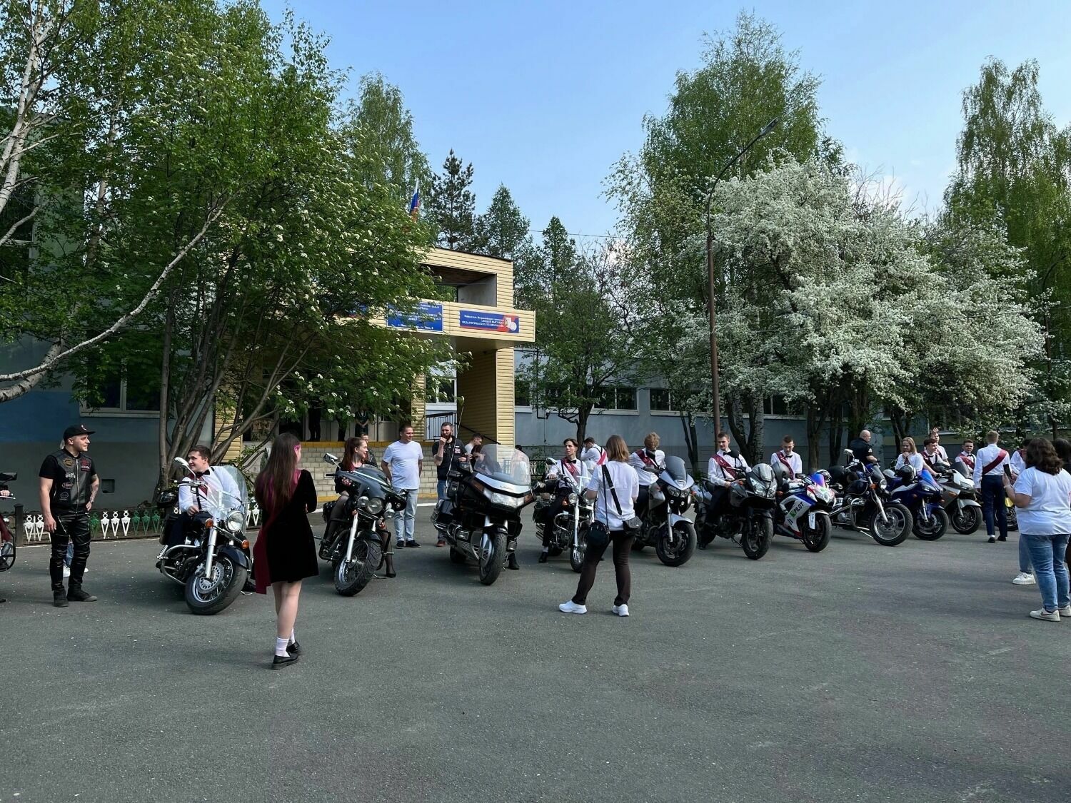 Мотоциклисты Нижнего Тагила поздравили школьников с Последним звонком-2023