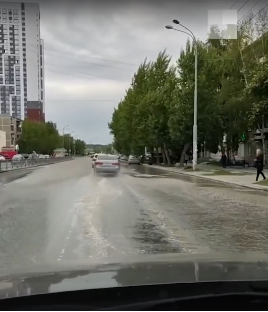 Дорога и подъезды оказались под водой на одной из улиц Екатеринбурга