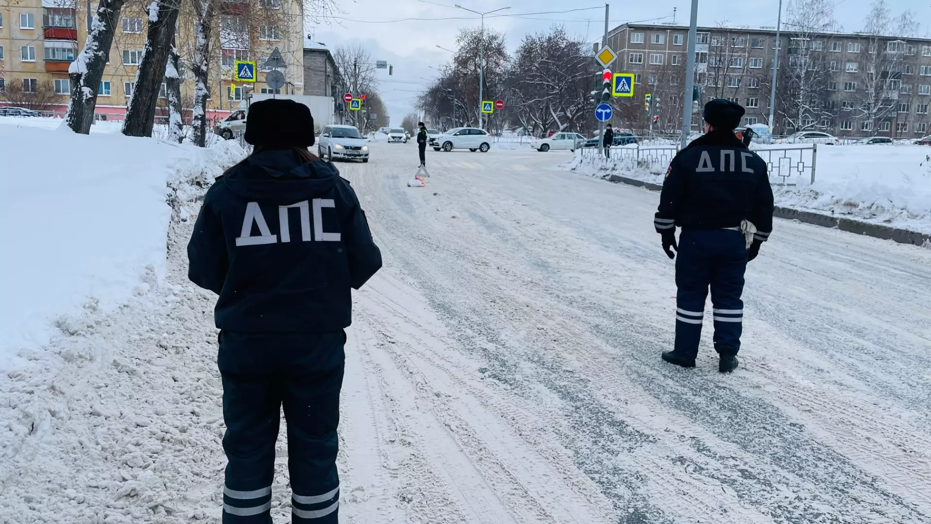 Сложная дорожная ситуация возникла на Урале из-за первого снегопада в Новом Году