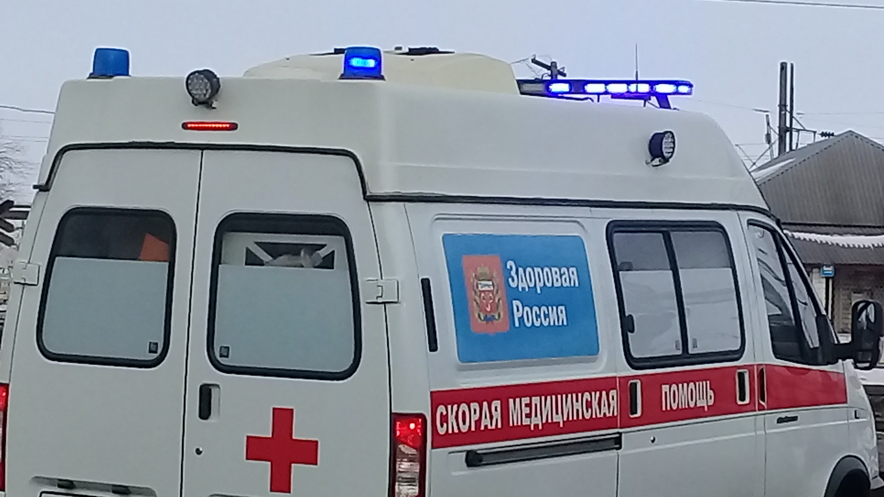 Выпавшего из окна 54-летнего жителя Екатеринбурга приняли за подростка