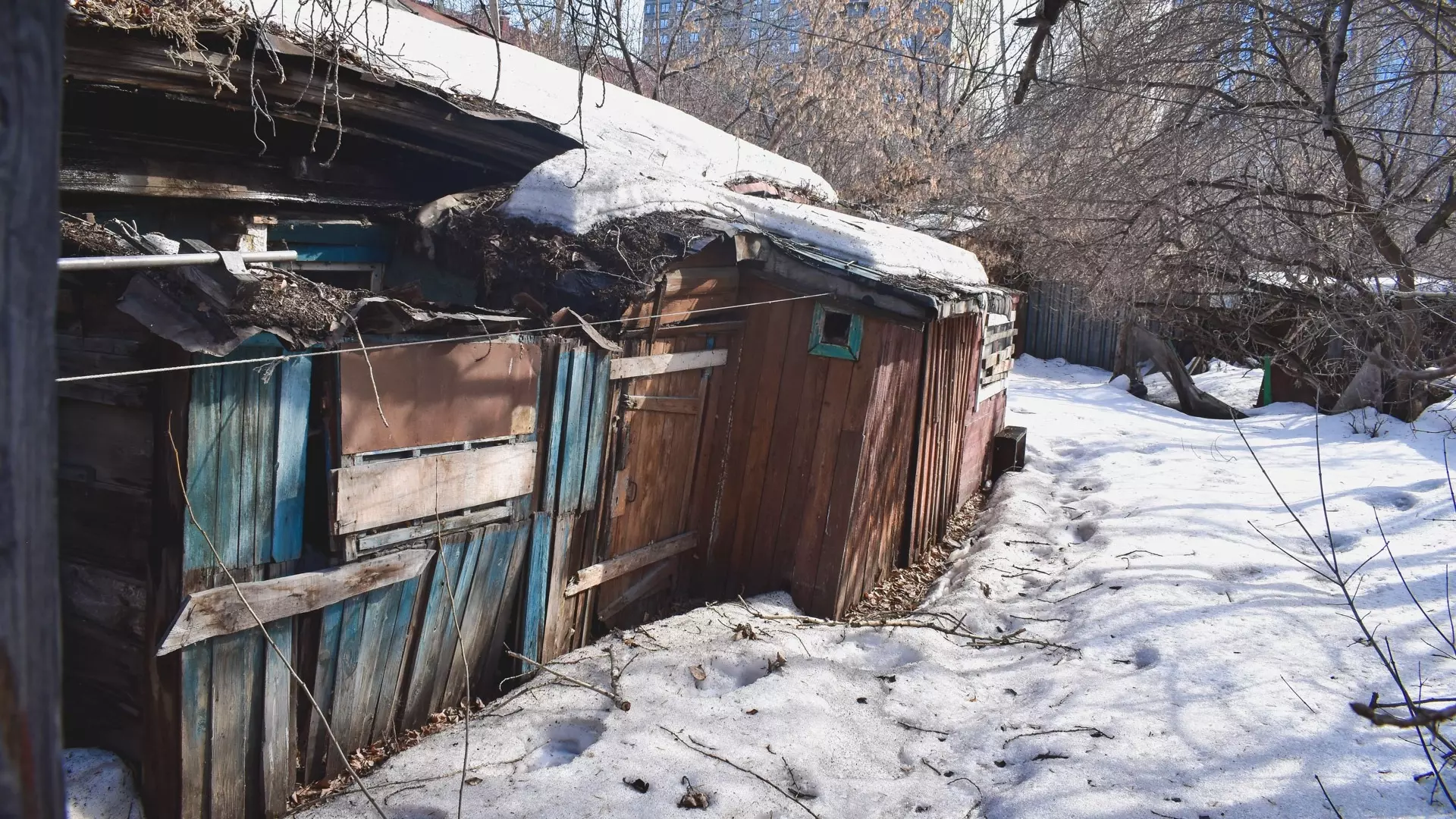 Мужчина найден мертвым в полуразрушенном доме в Екатеринбурге