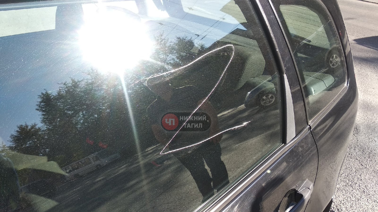 Хулиганы испортили изображенный на автомобиле символ на Вагонке в Нижнем Тагиле