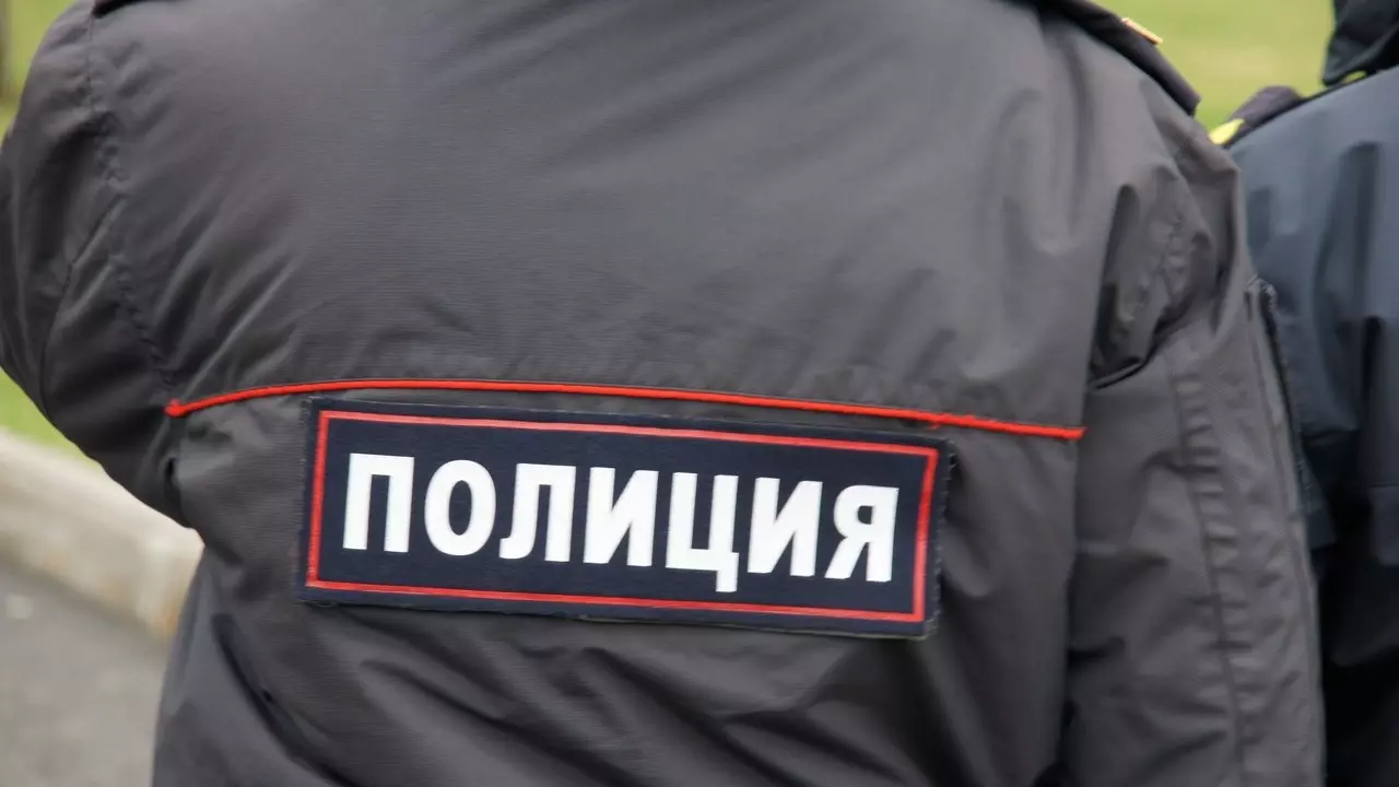 Жители Екатеринбурга заметили группу полицейских возле школы