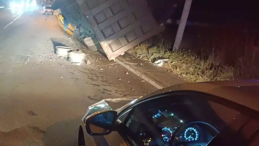 Грузовая машина застряла под мостом в Екатеринбурге