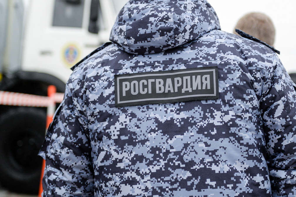 Силовики в касках и бронежилетах оцепили архитектурный университет в Екатеринбурге