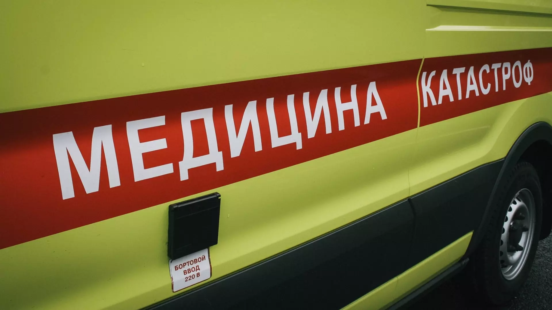 На автодороге под Ивделем в Свердловской области грузовик сбил 77-летнюю женщину