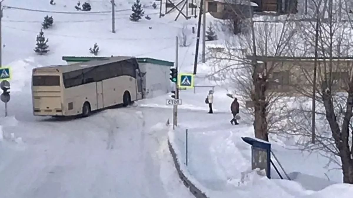 Автобус с детьми попал в аварию в поселке под Нижним Тагилом
