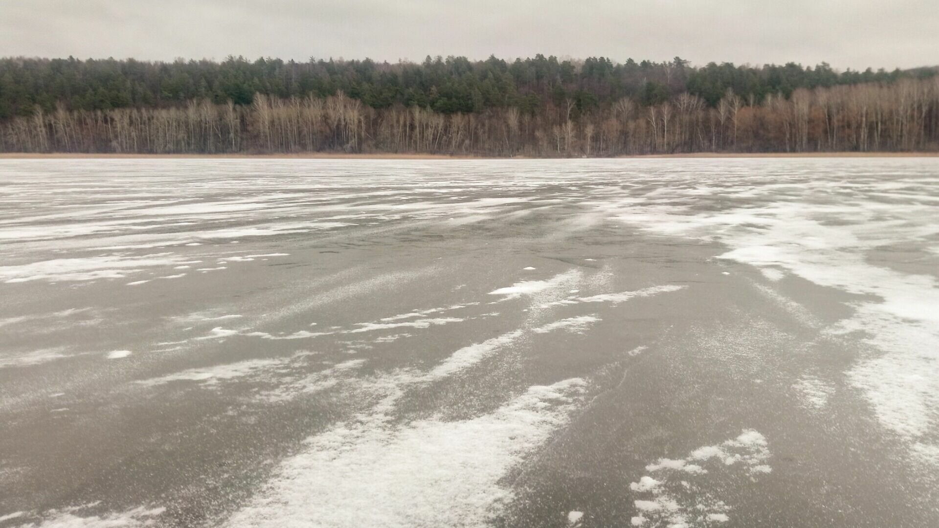 В Ревде под лед провалились два подростка и два спасающих их жителя