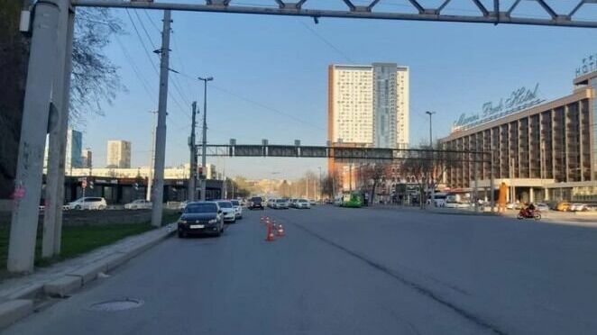 Две машины сбили одного пешехода в Екатеринбурге
