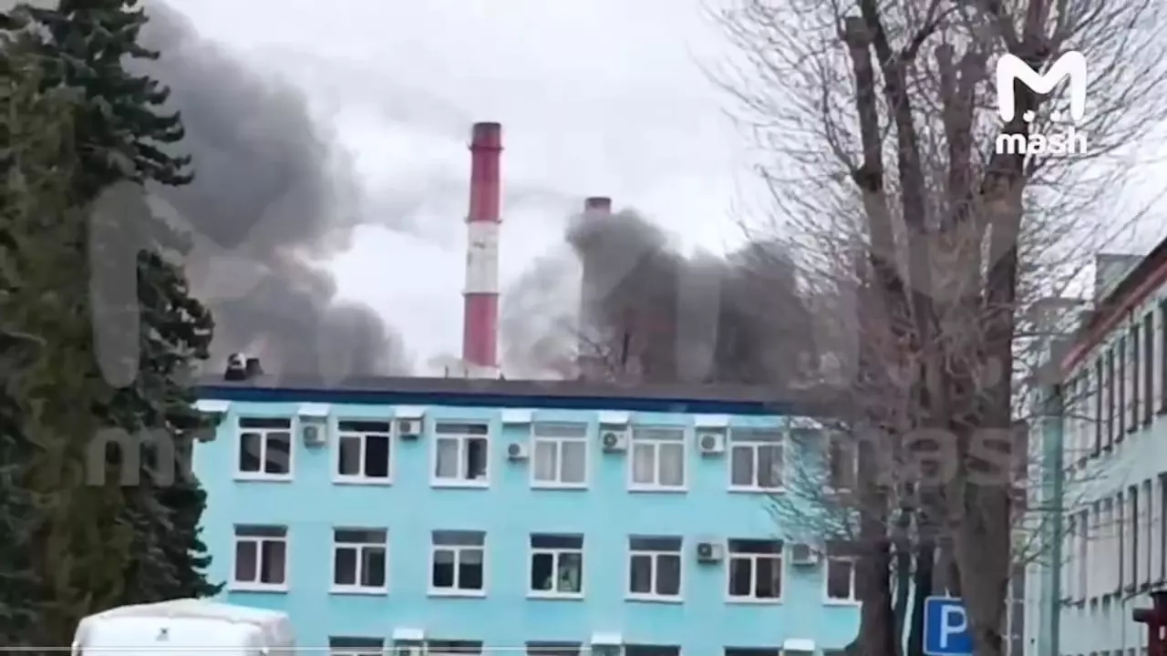 В Екатеринбурге горит завод «Уралмаш», у здания обрушилась крыша