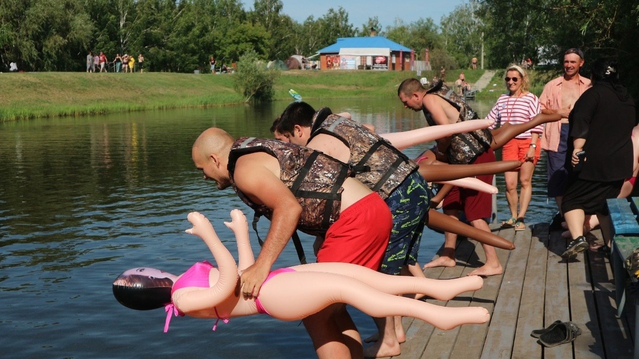 Мужчины устроили заплыв на резиновых секс-куклах под Омском