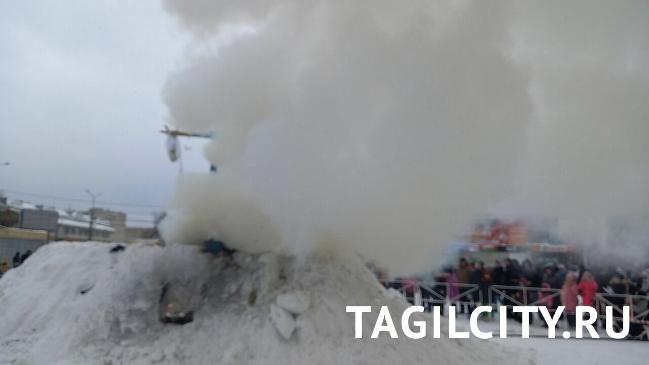 Сожжение чучела зимы на Масленицу в Нижнем Тагиле