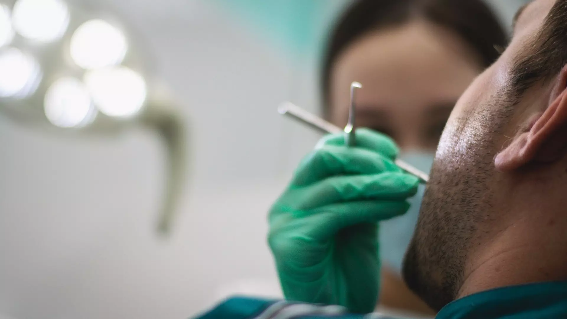 Житель Ревды остался без верхних зубов после визита к стоматологу