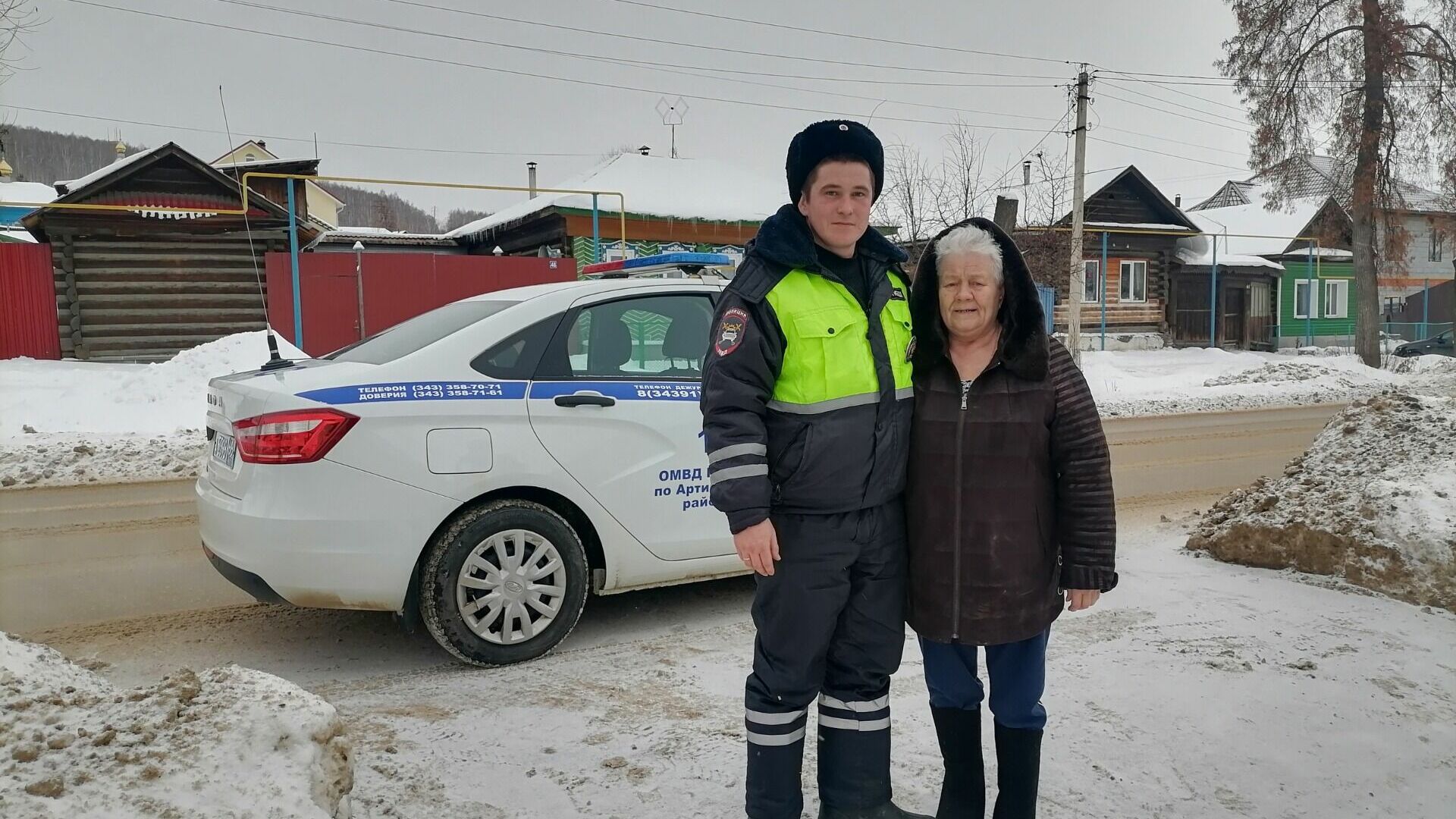 Инспекторы ГИБДД дважды спасли людей в пожарах в Свердловской области