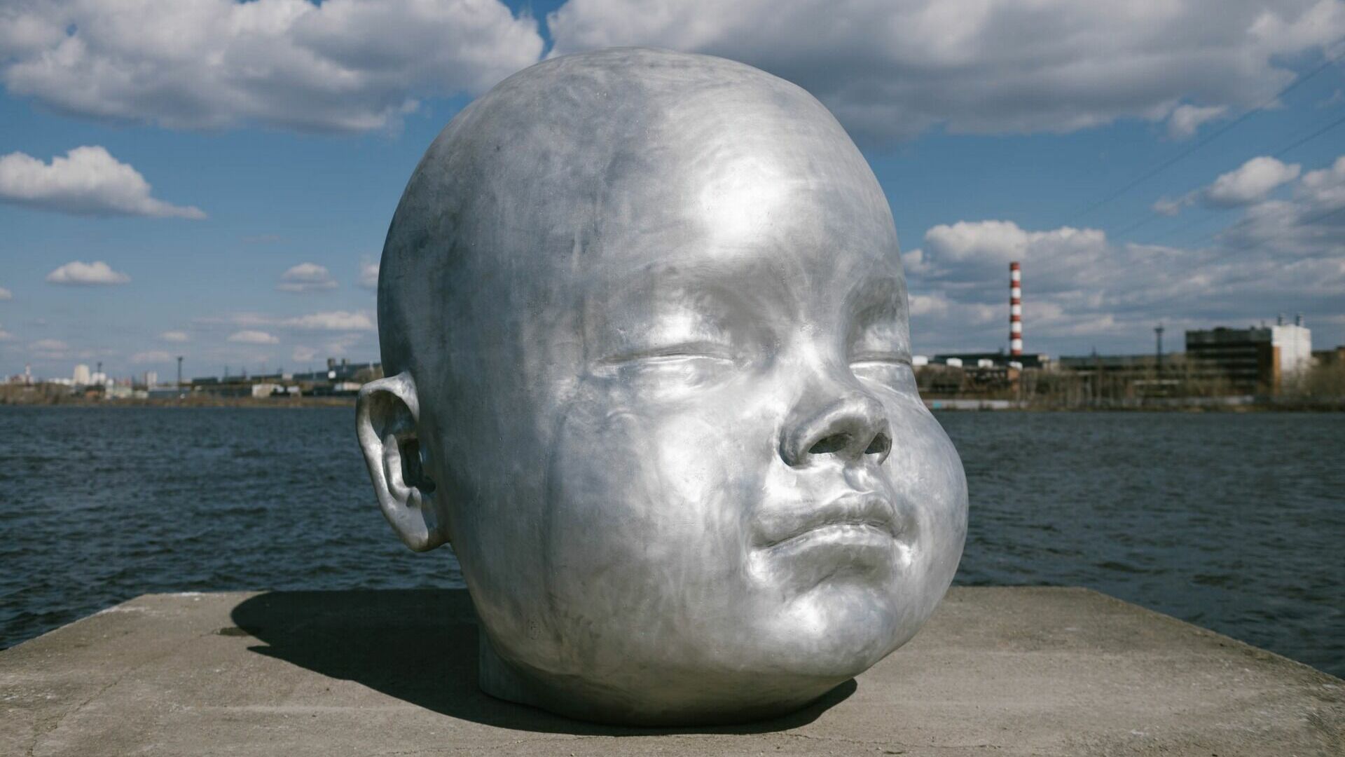 Авторы гигантской головы младенца в Екатеринбурге ответили на критику Оскара Кучеры