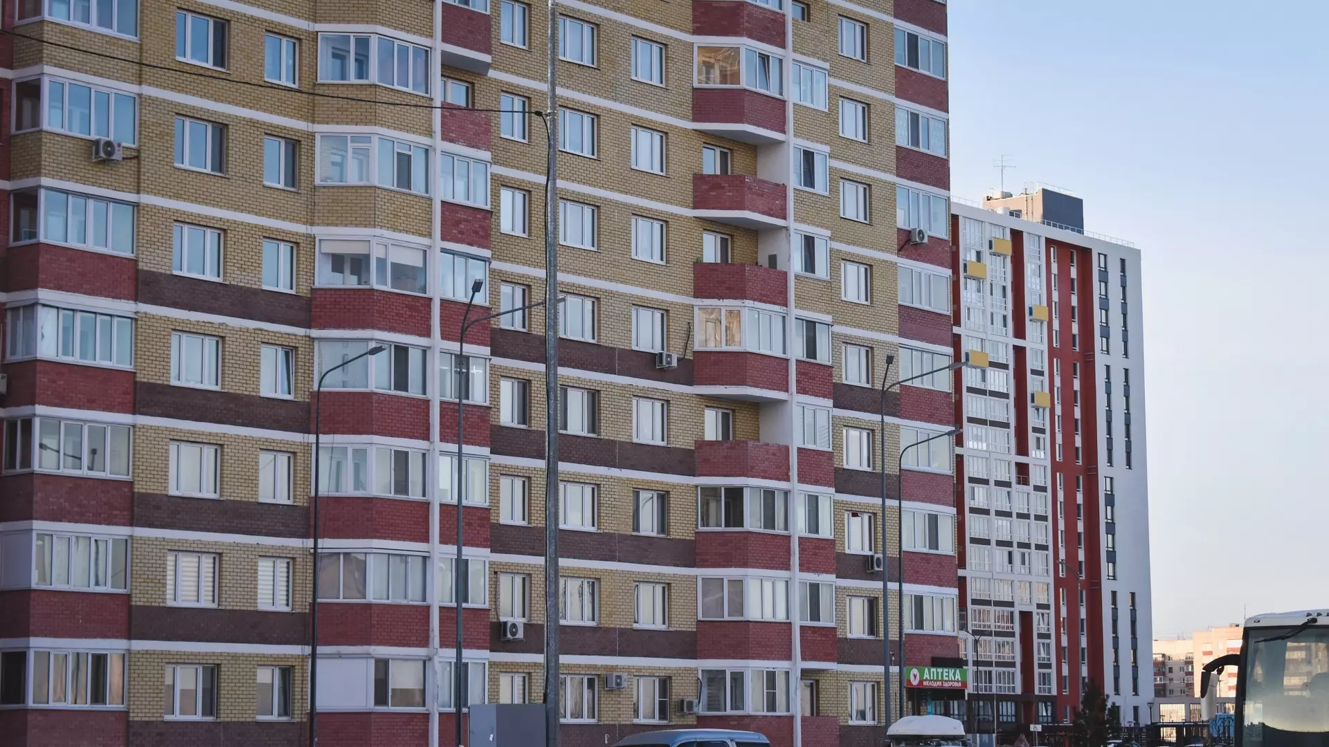 В многоэтажном доме в Екатеринбурге прорвало трубу с горячей водой