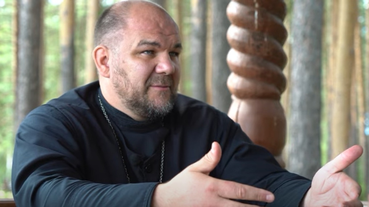 Боец Александр Емеляненко приехал в алапаевский монастырь к батюшке-рекордсмену