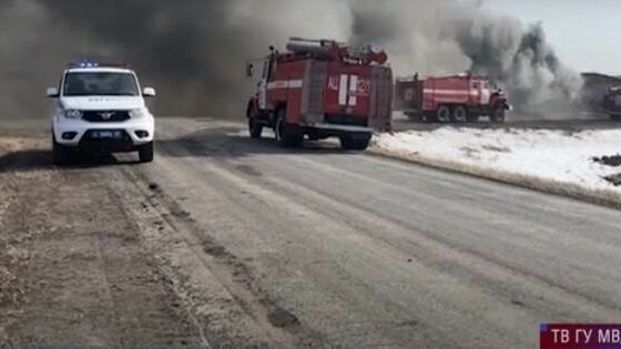 Сотрудники ДПС спасли автомобиль владельца горящего дома в Свердловской области