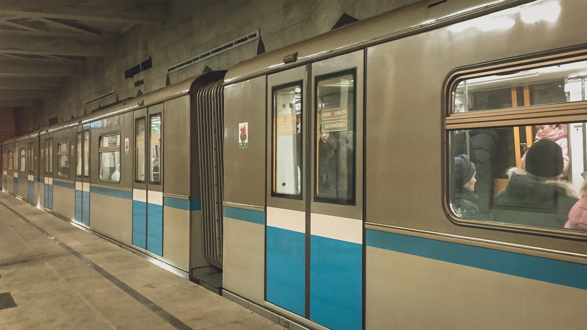 Пассажирка упала на рельсы метро в Екатеринбурге