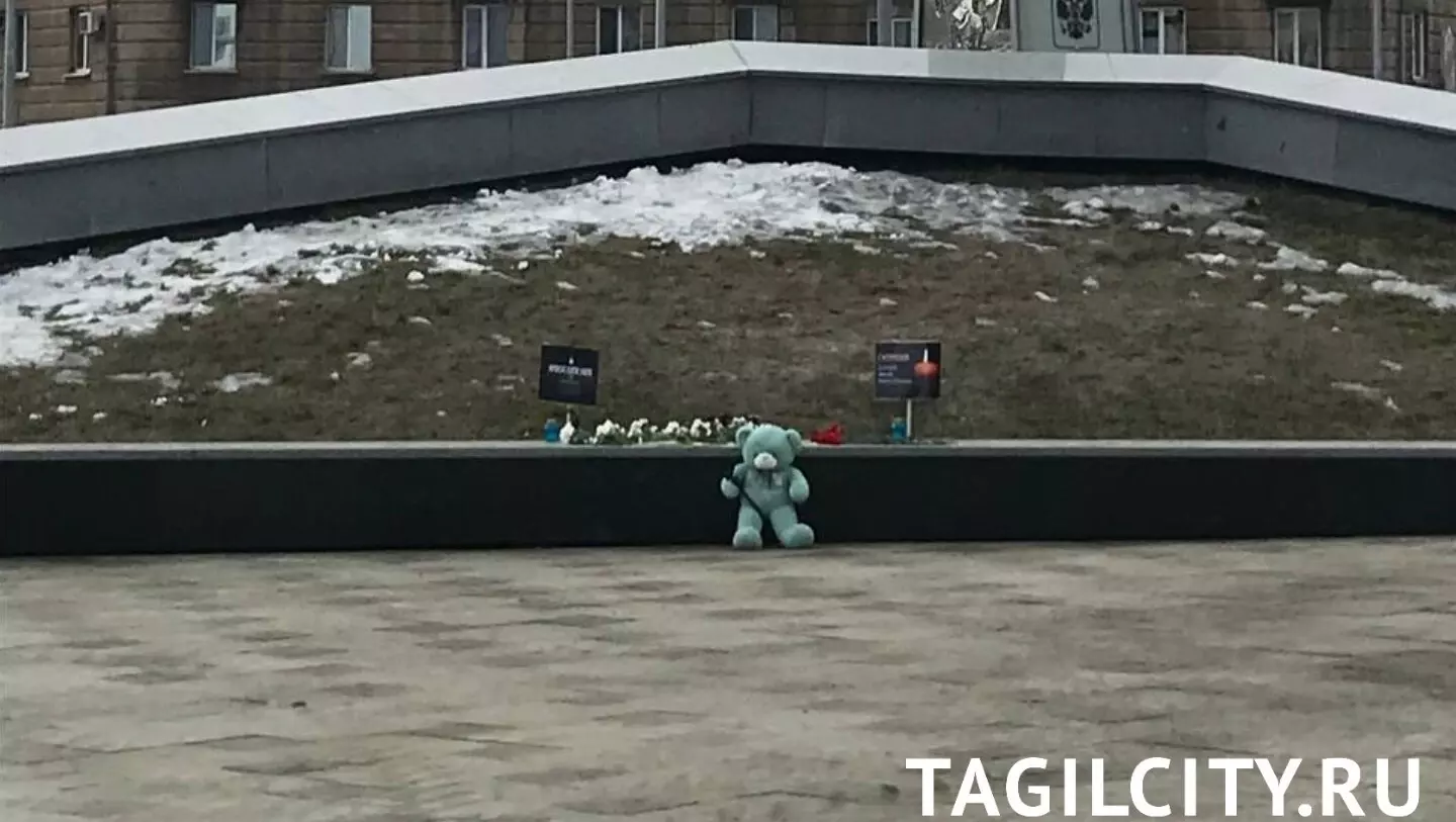 У вокзала в Нижнем Тагиле появился мемориал в память о жертвах теракта в «Крокусе»