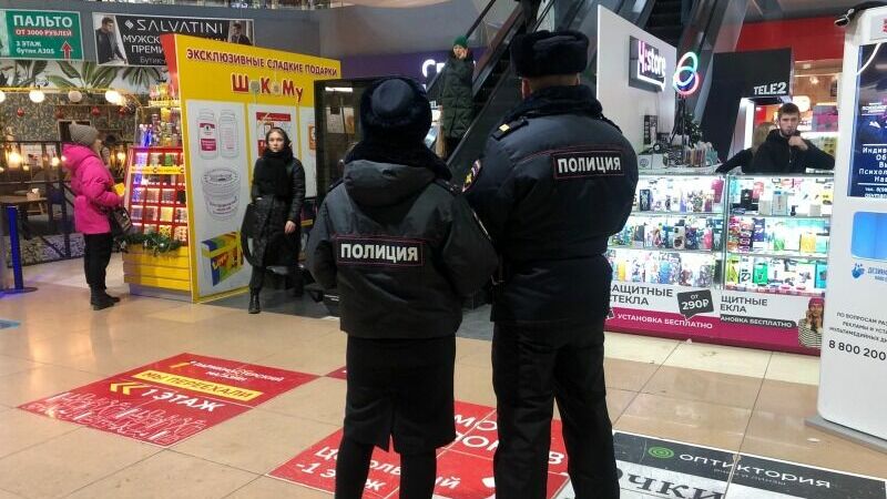 Подростков проверяют полицейские в торговых центрах Екатеринбурга