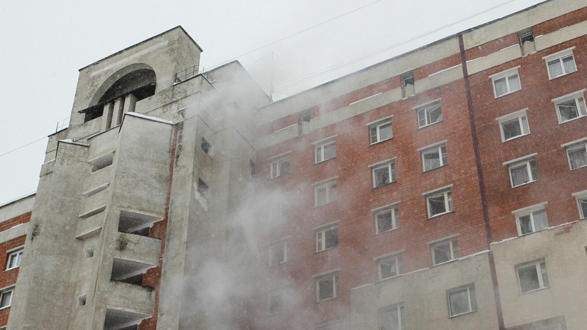 Пожар вспыхнул на нескольких балконах в Екатеринбурге