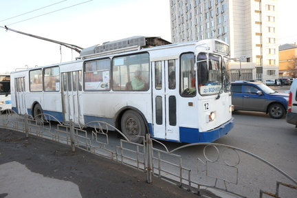 Троллейбусы встали на маршруте из-за пожара в бараке в Екатеринбурге