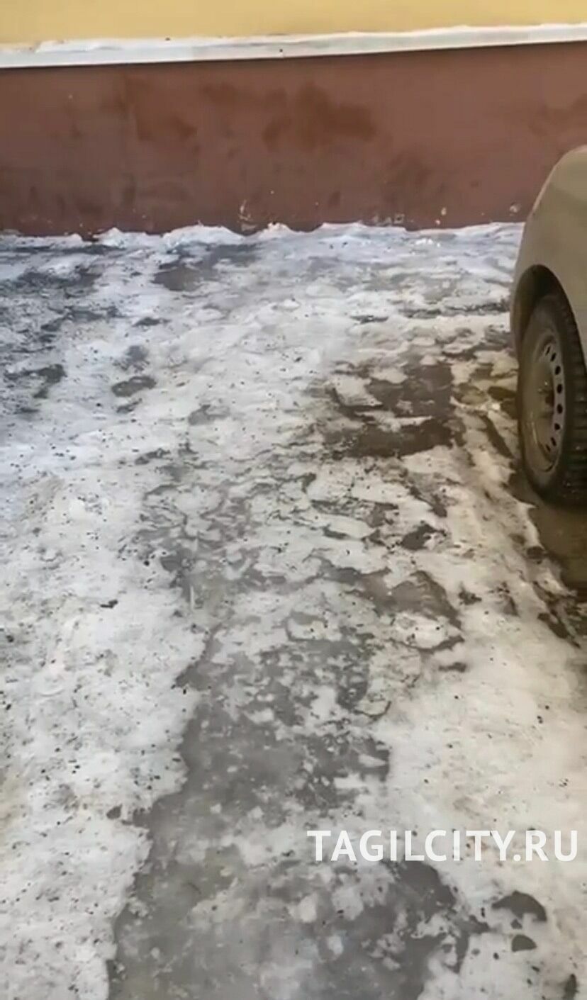 Лед возле дома № 30 на улице Ильича. Фото 23 января.